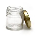 Το γυάλινο βάζο 30ml είναι ιδανικό για αποθήκευση μικρών ποσοτήτων όπως καλλυντικά, κρέμες, αλοιφές, μπαχαρικά, βότανα, δείγματα προϊόντων, χειροποίητες δημιουργίες και πολλά άλλα. Κατασκευασμένο από διάφανο, ανθεκτικό γυαλί, προσφέρει άριστη προστασία και ευκολία στη χρήση, ενώ το μικρό του μέγεθος το καθιστά ιδανικό για μεταφορά ή οργάνωση συρταριών και ραφιών. Ταιριάζει σε επαγγελματίες, επιχειρήσεις καλλυντικών, εργαστήρια, αλλά και σε όσους αγαπούν τις DIY παρασκευές.