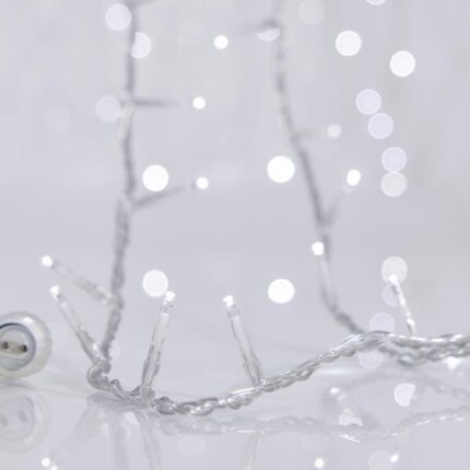 Σειρά 300 LED 3mm σε λευκό φωτισμό με μετασχηματιστή, διάφανο καλώδιο και επεκτάσιμη έως 3 σετ. Ιδανική για εσωτερική και εξωτερική γιορτινή διακόσμηση.