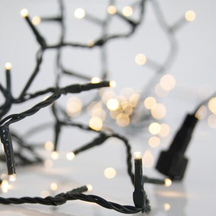 Σειρά 100 LED 3mm με θερμό λευκό φωτισμό, πράσινο καλώδιο και μετασχηματιστή. Επεκτάσιμη έως 3 σετ, κατάλληλη για εσωτερική και εξωτερική χρήση (IP44).