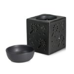 🌿 ΑΡΩΜΑΤΙΣΤΗΣ ΑΙΘΕΡΙΩΝ ΕΛΑΙΩΝ 9x14cm VC2953 Ο αρωματιστής αιθερίων ελαίων VC2953 χαρίζει χαλάρωση και ευχάριστη ατμόσφαιρα στον χώρο σου, ενώ παράλληλα αποτελεί μια κομψή διακοσμητική πινελιά. Ιδανικός για χρήση στο σαλόνι, το υπνοδωμάτιο, το γραφείο ή το μπάνιο. Πρόσθεσε λίγες σταγόνες αιθέριου ελαίου με νερό στο επάνω δοχείο και ανάψε ένα ρεσώ στη βάση — απόλαυσε την αρωματική εμπειρία! ✨