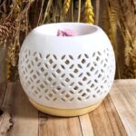 🌿 ΑΡΩΜΑΤΙΣΤΗΣ ΑΙΘΕΡΙΩΝ ΕΛΑΙΩΝ ΣΦΑΙΡΑ 10x9cm VC2955 Δώσε στον χώρο σου χαλαρωτική ατμόσφαιρα με τον σφαιρικό αρωματιστή αιθερίων ελαίων VC2955. Με κομψό design και λειτουργία με κεράκι ρεσώ, διαχέει ευχάριστα αρώματα δημιουργώντας στιγμές ευεξίας και ζεστασιάς στο σπίτι ή τον επαγγελματικό σου χώρο.