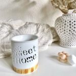 🌿 ΑΡΩΜΑΤΙΣΤΗΣ ΑΙΘΕΡΙΩΝ ΕΛΑΙΩΝ 9.5x11cm VC2956 Δημιούργησε μια ζεστή και χαλαρωτική ατμόσφαιρα στο σπίτι σου με τον αρωματιστή αιθερίων ελαίων VC2956. Ιδανικός για σαλόνι, υπνοδωμάτιο, μπάνιο ή επαγγελματικούς χώρους όπως spa & γραφεία, χαρίζει διακριτικό άρωμα και ευεξία στο περιβάλλον. Απλά πρόσθεσε λίγες σταγόνες από το αγαπημένο σου αιθέριο έλαιο με λίγο νερό στο επάνω δοχείο και τοποθέτησε ένα ρεσώ στη βάση — και άφησε το άρωμα να σε ταξιδέψει! ✨