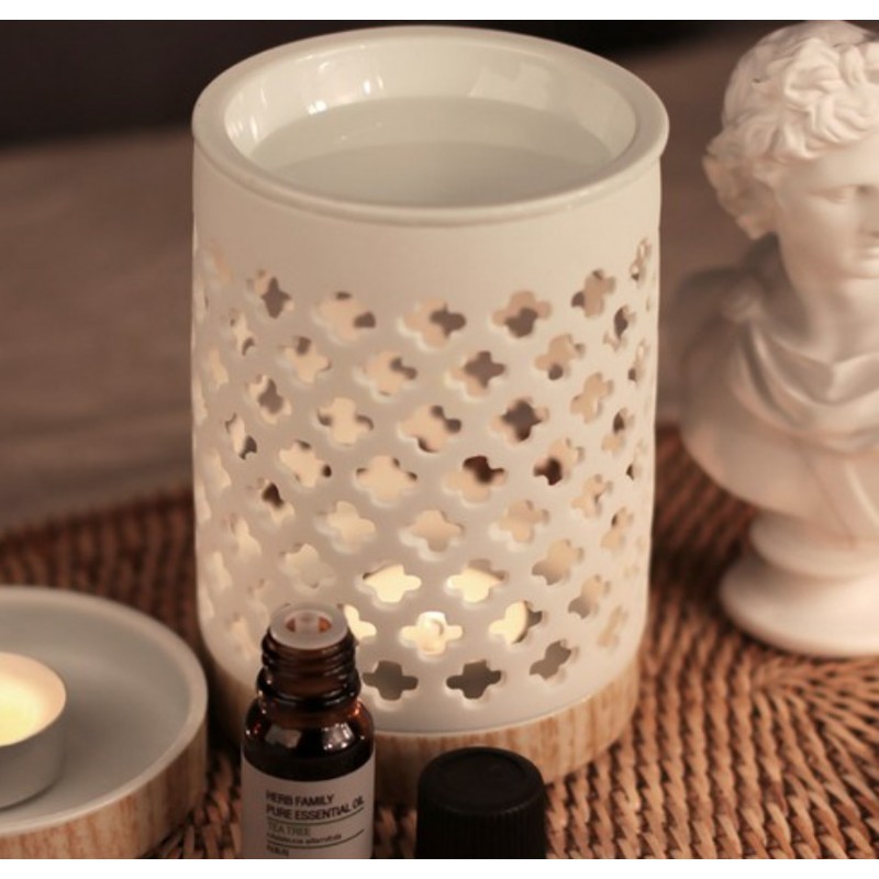 5206753048831_7 🌿 ΑΡΩΜΑΤΙΣΤΗΣ ΑΙΘΕΡΙΩΝ ΕΛΑΙΩΝ 9.5x11cm VC2956 Δημιούργησε μια ζεστή και χαλαρωτική ατμόσφαιρα στο σπίτι σου με τον αρωματιστή αιθερίων ελαίων VC2956. Ιδανικός για σαλόνι, υπνοδωμάτιο, μπάνιο ή επαγγελματικούς χώρους όπως spa & γραφεία, χαρίζει διακριτικό άρωμα και ευεξία στο περιβάλλον. Απλά πρόσθεσε λίγες σταγόνες από το αγαπημένο σου αιθέριο έλαιο με λίγο νερό στο επάνω δοχείο και τοποθέτησε ένα ρεσώ στη βάση — και άφησε το άρωμα να σε ταξιδέψει! ✨