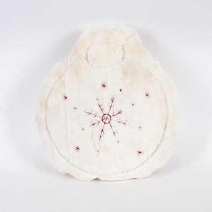 Λευκό γούνινο μαξιλάρι 32x34cm σε σχήμα χριστουγεννιάτικης μπάλας, με χιονονιφάδα. Αφράτο και festive για ζεστή γιορτινή διακόσμηση.