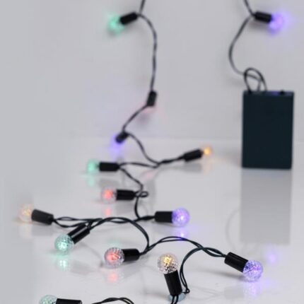 Σειρά 20 LED 5mm με vintage μπαλίτσες 1.5cm και χρωματιστό φωτισμό. Λειτουργεί με μπαταρίες 3xAA, διαθέτει χρονοδιακόπτη και πράσινο καλώδιο. Ιδανική για εσωτερική χρήση.