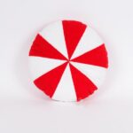 Στρογγυλό μαξιλάρι Candy 38x38cm σε λευκό-κόκκινο. Απαλό, διακοσμητικό και ιδανικό για χριστουγεννιάτικη διακόσμηση σαλονιού ή υπνοδωματίου.