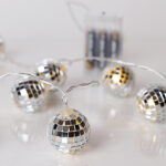 Σειρά 10 LED με Disco Μπαλίτσες – Θερμό Λευκό, Μπαταρίας, Χρονοδιακόπτης