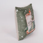 ΜΑΞΙΛΑΡΙ ΜΕ ΧΡΙΣΤΟΥΓΕΝΝΙΑΤΙΚΟ DECOR 40x40cm Χριστουγεννιάτικο μαξιλάρι 40x40cm με festive σχέδια. Ιδανικό για καναπέ, πολυθρόνα ή κρεβάτι, προσφέρει άνεση και γιορτινή διακόσμηση.