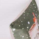 ΜΑΞΙΛΑΡΙ ΜΕ ΧΡΙΣΤΟΥΓΕΝΝΙΑΤΙΚΟ DECOR 40x40cm Χριστουγεννιάτικο μαξιλάρι 40x40cm με festive σχέδια. Ιδανικό για καναπέ, πολυθρόνα ή κρεβάτι, προσφέρει άνεση και γιορτινή διακόσμηση.