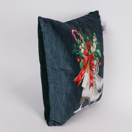 Μαξιλάρι με Παγοπέδιλα 40x40cm – Χριστουγεννιάτικο Διακοσμητικό .Χριστουγεννιάτικο μαξιλάρι 40x40cm με σχέδιο παγοπέδιλα. Άνετο και διακοσμητικό, ιδανικό για καναπέ, πολυθρόνα ή κρεβάτι με festive διάθεση.