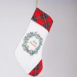 Η Χριστουγεννιάτικη Κάλτσα με Στεφανάκι σε διαστάσεις 25x35cm αποτελεί μια κομψή και ζεστή πινελιά για τη γιορτινή διακόσμηση του σπιτιού σου. Το όμορφο σχέδιο με το χριστουγεννιάτικο στεφανάκι δίνει έναν παραδοσιακό αλλά ταυτόχρονα μοντέρνο χαρακτήρα, ιδανικό για το τζάκι, το σαλόνι ή το παιδικό δωμάτιο. Κατασκευασμένη από ποιοτικό ύφασμα, είναι ιδανική για να τη γεμίσεις με μικρά δώρα, γλυκά ή εκπλήξεις για τα αγαπημένα σου πρόσωπα.