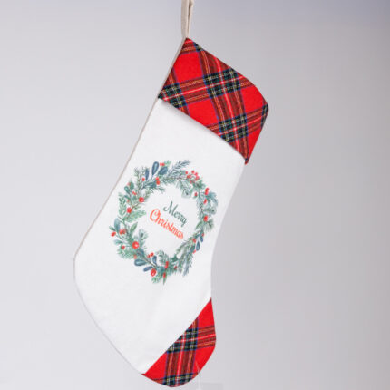 Η Χριστουγεννιάτικη Κάλτσα με Στεφανάκι σε διαστάσεις 25x35cm αποτελεί μια κομψή και ζεστή πινελιά για τη γιορτινή διακόσμηση του σπιτιού σου. Το όμορφο σχέδιο με το χριστουγεννιάτικο στεφανάκι δίνει έναν παραδοσιακό αλλά ταυτόχρονα μοντέρνο χαρακτήρα, ιδανικό για το τζάκι, το σαλόνι ή το παιδικό δωμάτιο. Κατασκευασμένη από ποιοτικό ύφασμα, είναι ιδανική για να τη γεμίσεις με μικρά δώρα, γλυκά ή εκπλήξεις για τα αγαπημένα σου πρόσωπα.