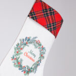 Η Χριστουγεννιάτικη Κάλτσα με Στεφανάκι σε διαστάσεις 25x35cm αποτελεί μια κομψή και ζεστή πινελιά για τη γιορτινή διακόσμηση του σπιτιού σου. Το όμορφο σχέδιο με το χριστουγεννιάτικο στεφανάκι δίνει έναν παραδοσιακό αλλά ταυτόχρονα μοντέρνο χαρακτήρα, ιδανικό για το τζάκι, το σαλόνι ή το παιδικό δωμάτιο. Κατασκευασμένη από ποιοτικό ύφασμα, είναι ιδανική για να τη γεμίσεις με μικρά δώρα, γλυκά ή εκπλήξεις για τα αγαπημένα σου πρόσωπα.