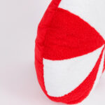 Στρογγυλό μαξιλάρι Candy 38x38cm σε λευκό-κόκκινο. Απαλό, διακοσμητικό και ιδανικό για χριστουγεννιάτικη διακόσμηση σαλονιού ή υπνοδωματίου.