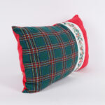 Μαξιλάρι με Γκι Πράσινο Καρό 30x50cm – Χριστουγεννιάτικο Διακοσμητικό Χριστουγεννιάτικο μαξιλάρι 30x50cm με γκι σε πράσινο καρό. Ιδανικό για καναπέ, πολυθρόνα ή κρεβάτι, προσφέρει cozy και festive διάθεση.