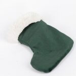 Πράσινη θήκη μαχαιροπίρουνου σε σχήμα κάλτσας 12x14.5cm. Ιδανική για χριστουγεννιάτικο τραπέζι, προσθέτει festive διάθεση και οργάνωση.