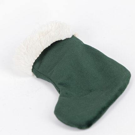 Πράσινη θήκη μαχαιροπίρουνου σε σχήμα κάλτσας 12x14.5cm. Ιδανική για χριστουγεννιάτικο τραπέζι, προσθέτει festive διάθεση και οργάνωση.