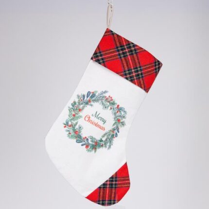 Η Χριστουγεννιάτικη Κάλτσα με Στεφανάκι σε διαστάσεις 25x35cm αποτελεί μια κομψή και ζεστή πινελιά για τη γιορτινή διακόσμηση του σπιτιού σου. Το όμορφο σχέδιο με το χριστουγεννιάτικο στεφανάκι δίνει έναν παραδοσιακό αλλά ταυτόχρονα μοντέρνο χαρακτήρα, ιδανικό για το τζάκι, το σαλόνι ή το παιδικό δωμάτιο. Κατασκευασμένη από ποιοτικό ύφασμα, είναι ιδανική για να τη γεμίσεις με μικρά δώρα, γλυκά ή εκπλήξεις για τα αγαπημένα σου πρόσωπα.