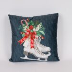 Μαξιλάρι με Παγοπέδιλα 40x40cm – Χριστουγεννιάτικο Διακοσμητικό .Χριστουγεννιάτικο μαξιλάρι 40x40cm με σχέδιο παγοπέδιλα. Άνετο και διακοσμητικό, ιδανικό για καναπέ, πολυθρόνα ή κρεβάτι με festive διάθεση.