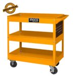 Ο εργαλειοφόρος HPTCT031 αποτελεί μια πρακτική και ανθεκτική λύση για την αποθήκευση και μεταφορά εργαλείων σε επαγγελματικούς και οικιακούς χώρους. Διαθέτει δύο ευρύχωρα ράφια για οργάνωση εργαλείων και εξαρτημάτων, ενώ το τρυπητό πάνελ (pegboard) στο πλάι προσφέρει επιπλέον δυνατότητες αποθήκευσης με γαντζάκια. Η στιβαρή κατασκευή του είναι ανθεκτική στα χτυπήματα, ενώ η εργονομική μεταλλική λαβή διευκολύνει τη μετακίνηση ακόμη και πάνω από εμπόδια. Το περιμετρικό υψωμένο πλαίσιο στα ράφια αποτρέπει την πτώση αντικειμένων, εξασφαλίζοντας ασφαλή χρήση. Εξοπλισμένος με 4 ρόδες (2 περιστρεφόμενες με φρένο και 2 σταθερές), προσφέρει ευκολία στη μεταφορά και σταθερότητα κατά την εργασία. Ιδανικός για συνεργεία, εργαστήρια και επαγγελματικούς χώρους.